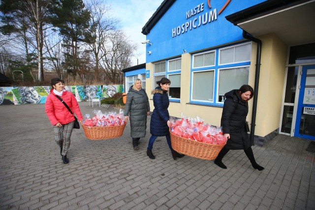 Czerwone, mięciutkie, miłe w dotyku. Serca mogą być dekoracją, przytulanką, albo poduszką. Najważniejsze, że wykonane zostały z miłością.