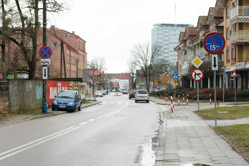 Zmiana organizacji ruchu na ul. Słonimskiej w Białymstoku. Zakaz parkowania ma poprawić bezpieczeństwo. Mieszkańcy byli zaskoczeni korektą