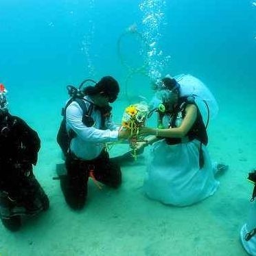 Podwodne śluby są coraz bardziej w modzie. W naszym regionie młodzi życzą sobie zdjęcia na tle fabryk, czy w składach starych pralek