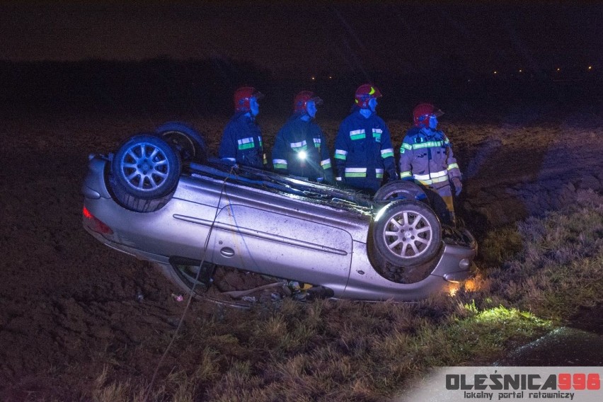 Peugeot wypadł z drogi i dachował. Wyglądało to groźnie [ZDJĘCIA]