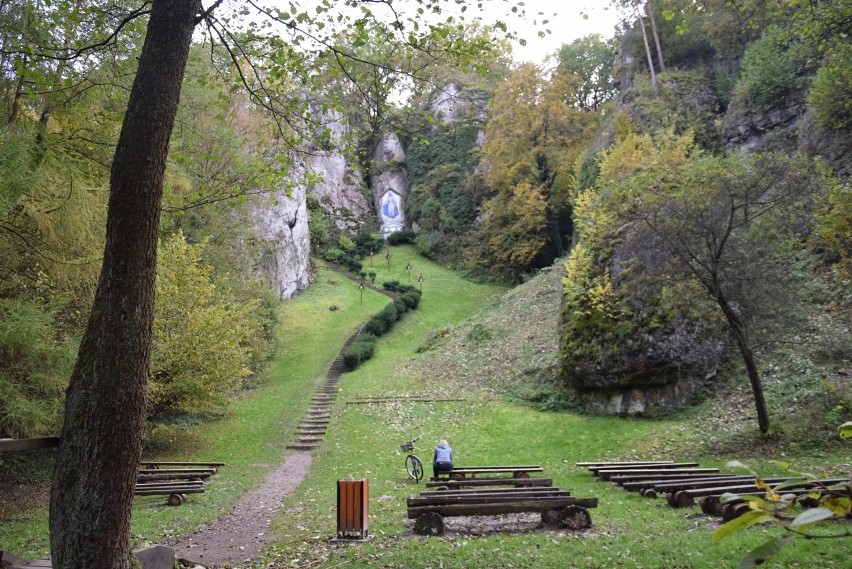 Urokliwa Dolina Mnikowska z widokiem na malowidło skalne