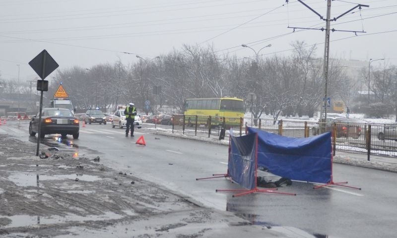 Tragiczny wypadek na Rzgowskiej! 60-letnia piesza zginęła na miejscu [FILM, zdjęcia]