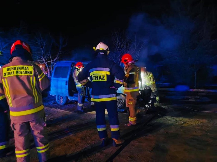 Pożar samochodu w miejscowości Leńce. W nocy spłonął fiat