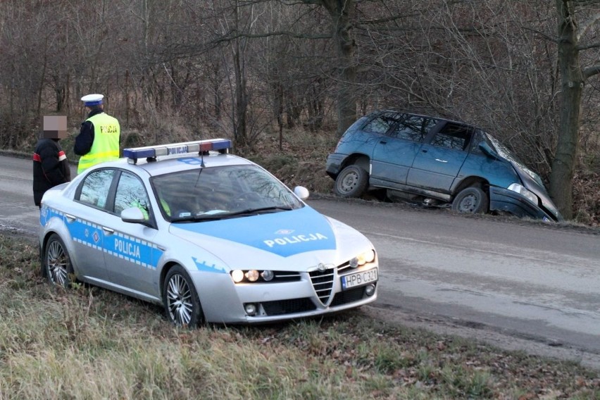 Wypadł z drogi i uderzył w drzewo. Miał dużo szczęścia