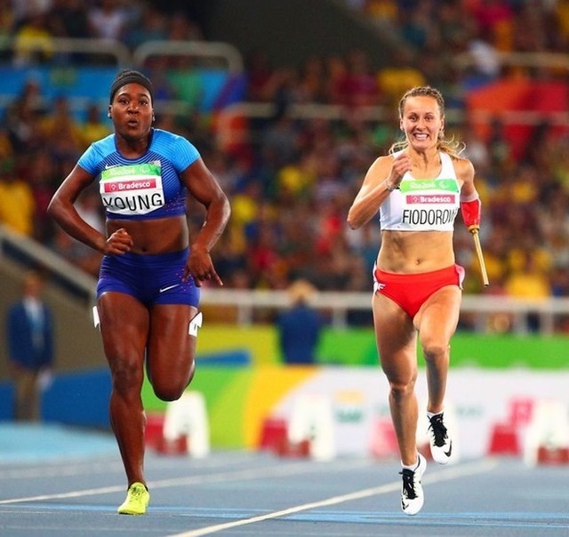 Alicja Fiodorow (z prawej) z drugim srebrnym medalem w Rio.  W biegu na 200 metrów przegrała z tylko z Deją Young(z lewej).