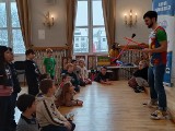 Białobrzeski Uniwersytet Dziecięcy i magiczny świat cyrku. Mali studenci poznawali kuglarskie sztuczki. Zobacz zdjęcia