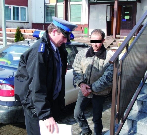 54-letni "tatuś&#8221; został wczoraj doprowadzony do siedziby łomżyńskiej prokuratury. Wytrzeźwieć zdążył, ale na twarzy miał jeszcze widoczne ślady po domowych rękoczynach.