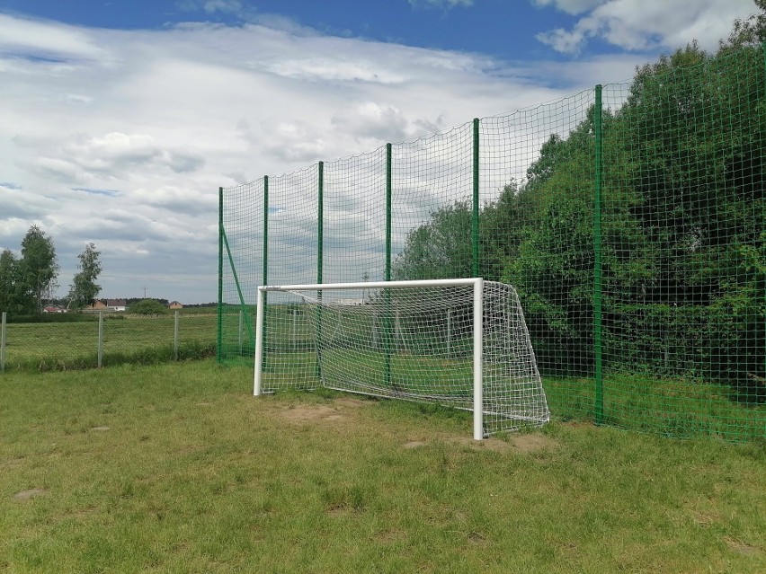 W Mzurowej w gminie Sobków powstało boisko do piłki nożnej....
