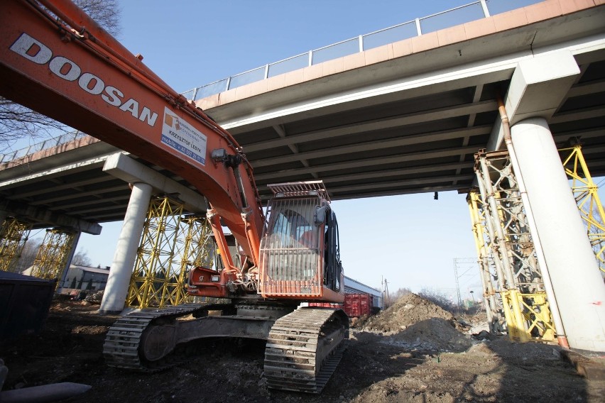 Burzą wiadukt na remontowanej DK 94 w Dąbrowie Górniczej