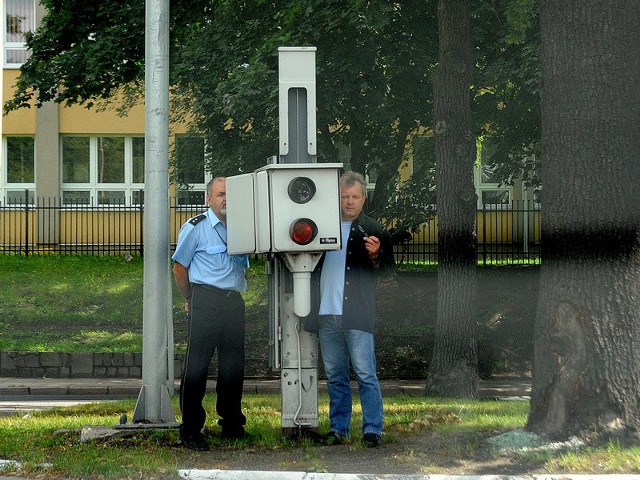 Traffipax jest kolejnym urządzeniem obsługiwanym przez straż miejską. Łapie kierowców przejeżdżających na czerwonym świete. Bardzo często można natknąć się na niego na skrzyżowaniu ulic Ku Słońcu i Piastów.