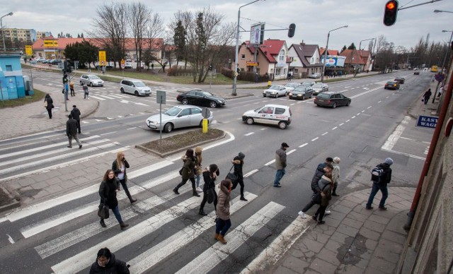 Skrzyżowanie ul. Szczecińskiej z Małcużyńskiego i Kossaka ma mizerne szanse na przebudowę i małe na fotoradar. Za to realne na zegary odliczające sekundy do zmiany świateł.