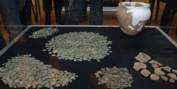 Prawdziwy skarb - 6 tysięcy monet z XI wieku trafiło do koszalińskiego muzeum