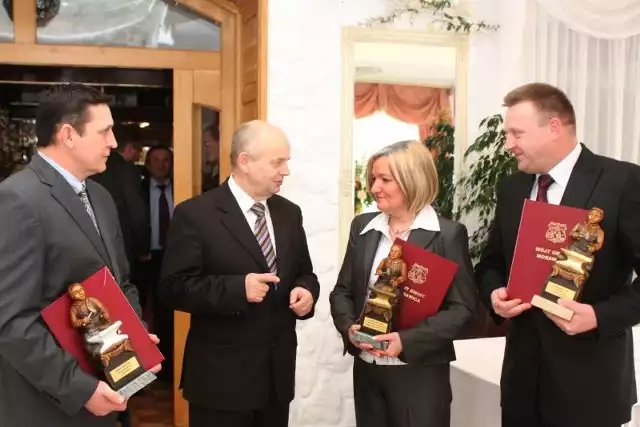 Wójt Marian Buras (drugi z lewej) gratuluje laureatom "Kowali 2009&#8221;. Od lewej: Henryk Jankowski, przedstawiciel firmy Anna-Bud, Ewa Sierzputowska, właścicielka firmy Eska, oraz Andrzej Malicki, właściciel firmy Euro-Bruk.
