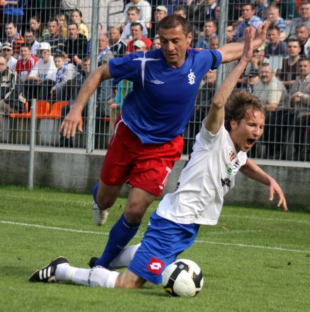 Rafał Wodniok (z prawej) podczas meczu z ŁKS-em Łódź walczył z Piotrem Świerczewskim.