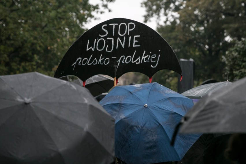 Czarny Wtorek. Parasolki pod siedzibą PiS-u