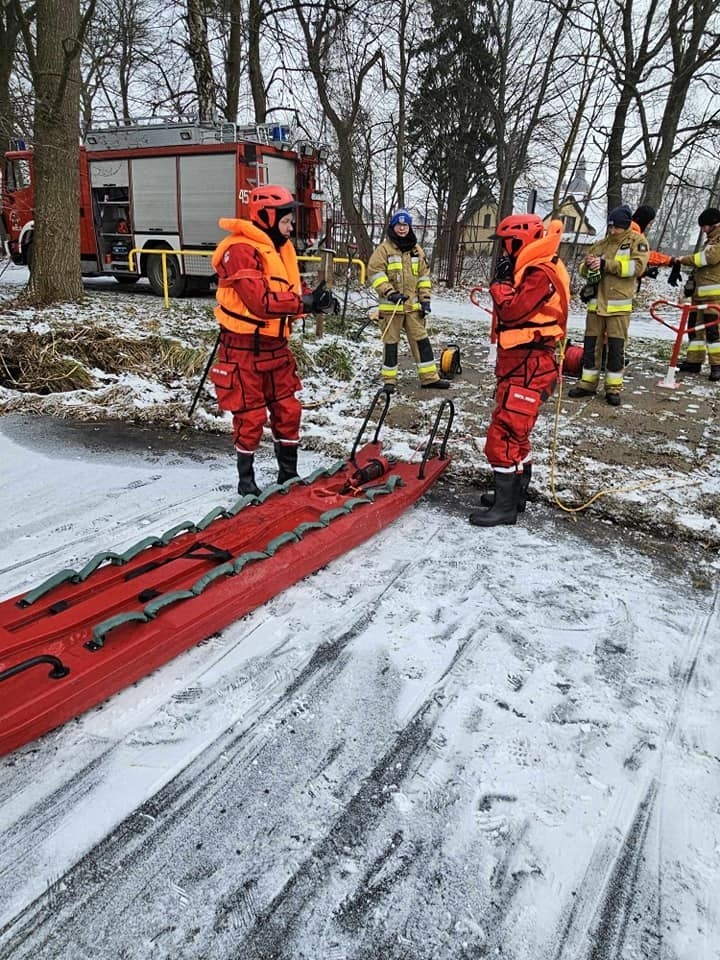 Strażacy OSP Wiele wzięli udział w ćwiczeniach z ratownictwa lodowego. Ważne jest wzbogacanie umiejętności i wiedzy