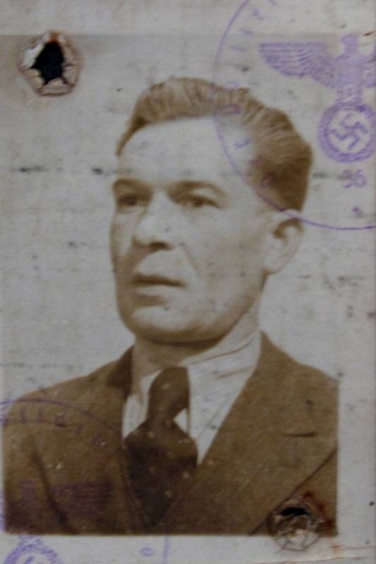 Benedykt Kwieciński na zdjęcie z czasów okupacji, z niemieckimi  stemplami