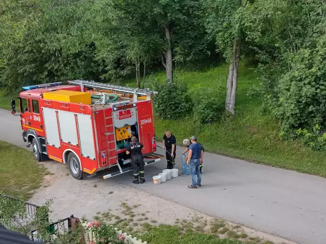 Wodę do mieszkańców miejscowości w gminie Piekoszów, w których woda jest skażona dowożą strażacy ochotnicy.