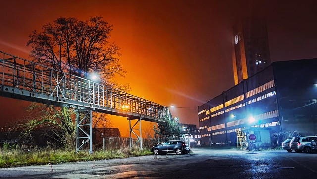 Do wstrząsu doszło około godziny 23:30. W jego trakcie, w rejonie ściany, pracowało 18 górników.