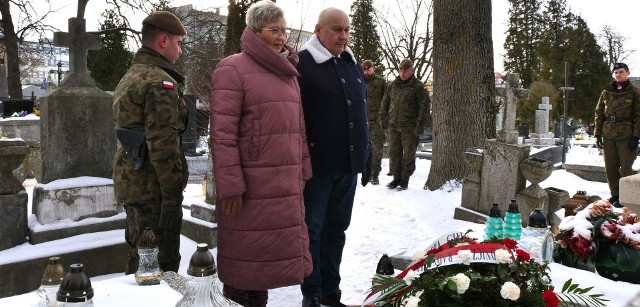 Dorota Cieślik, zastępca prezydenta Chełma oraz Longin Bożeński, przewodniczący Rady Miasta Chełm złożyli kwiaty i znicze pod krzyżem upamiętniającym powstańców styczniowych na cmentarzu parafialnym w Chełmie.