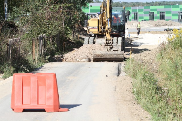 Miejski Zarząd Dróg zrywa asfalt położony miesiąc temu na zlecenie Wodociągów Kieleckich.