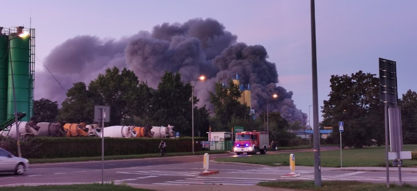 Potężny pożar we Wrocławiu. Płoną chemikalia, słychać wybuchy