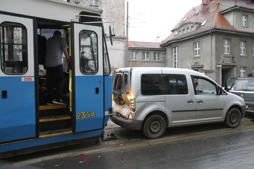 Wypadek tramwaju i dwóch aut na Traugutta