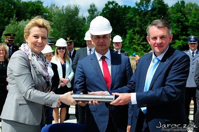 23 czerwca nastąpiło uroczyste podpisanie aktu erekcyjnego i wmurowanie kamienia węgielnego pod budowę stadionu Łódzkiego Klubu Sportowego przy al. Unii Lubelskiej 2.
