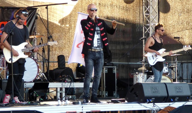 Wokalista Łukasz Sobieraj - z flagą na ramieniu - i jego zespół Tacy Sami grali w Kazimierzy Wielkiej największe hity Lady Pank.