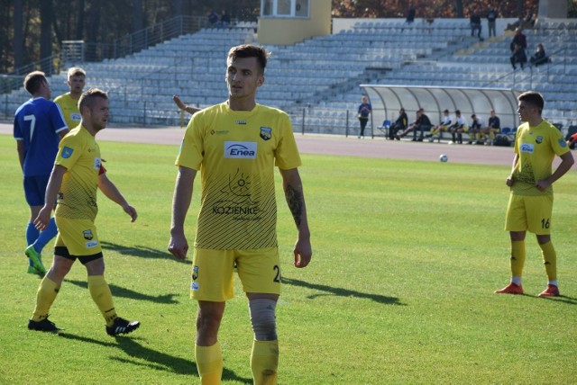 Piłkarze Energii Kozienice (w żółtych koszulkach) trenują indywidualnie.