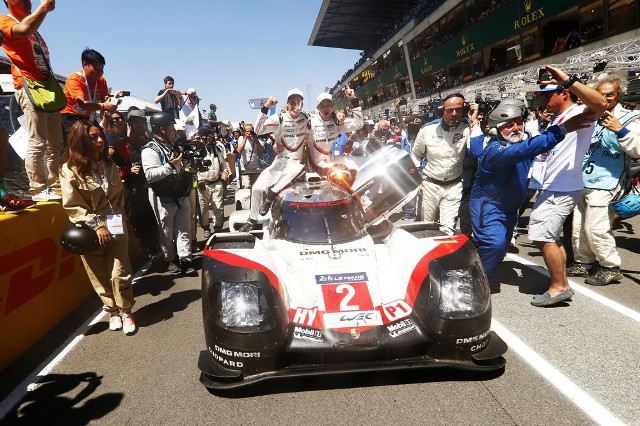 Wyścig Le Mans 2017Powiedzenie, że wyścigu w Le Mans się nie wygrywa, tylko wyścig wybiera sobie zwycięzcę potwierdziło się po raz kolejny. Tegoroczna edycja 24-godzinnego maratonu była pełna dramatycznych i nieoczekiwanych zwrotów akcji.fot. Porsche