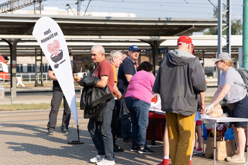 Jeśli nie wiecie, po co ta kolejka na Dworcu Zachodnim - to...