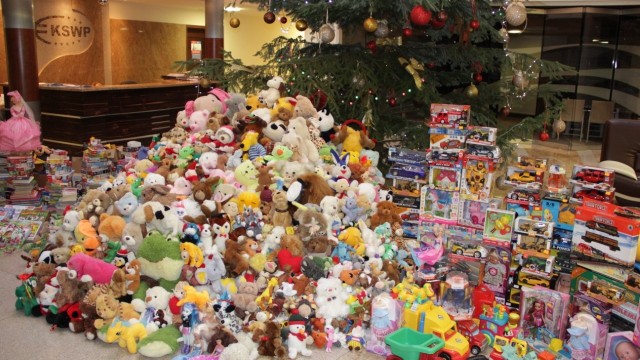 W poprzednich latach KSWP zebrało przed świętami Bożego Narodzenia tysiące książek, przyborów szkolnych i zabawek.