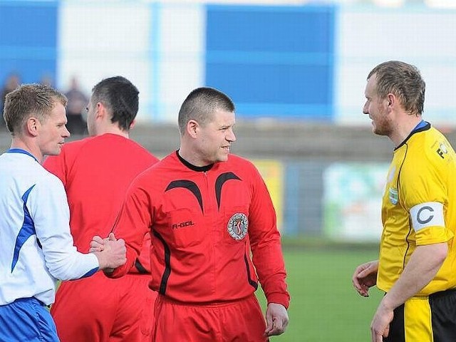 Kapitan Sparty Piotr Lamka (po prawej) musi odpokutować karę za czerwoną kartkę.