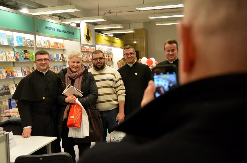 Targi Wydawców Katolickich. Ks. Kralka rozdawał autografy