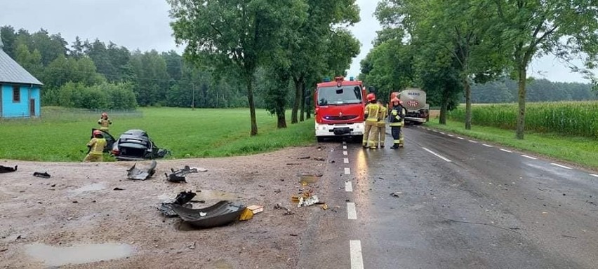 Szastały. Wypadek na DK 66. Zderzenie samochodu osobowego i ciężarówki. Jedna osoba trafiła do szpitala [ZDJĘCIA]