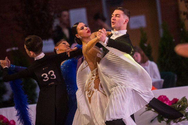 W hali GOSiR w Suchym Lesie odbywa się ogólnopolski turniej tańca towarzyskiego "Wiosna 2022". To pierwsza tego typu impreza w tym roku w Wielkopolsce.Przejdź do kolejnego zdjęcia --->