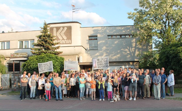 Przeciw montażowi przekaźnika na kominie piekarni przy ulicy Zbożowej protestowało kilkadziesiąt osób