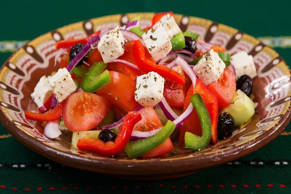 Sałatka grecka: z kurczakiem czy z serem feta - co jest bardziej fit?  Przepisy + kalorie | Głos Wielkopolski