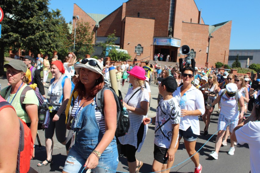 Chrzanów. Pielgrzymi w drodze na Jasną Górę. Przed nimi ostatnie 50 km  [ZDJĘCIA]