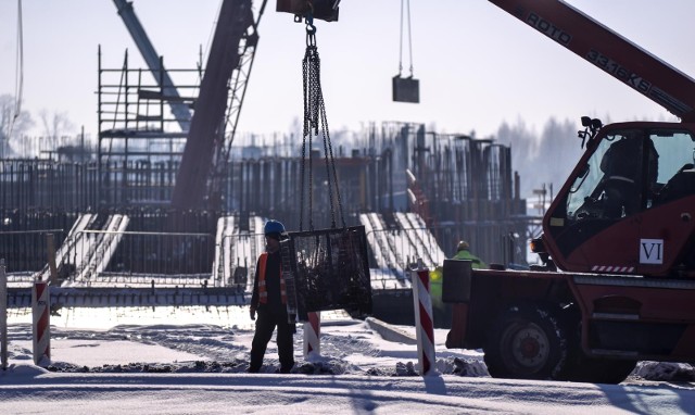 Zima branży budowalnej i remontowej niestraszna! W Toruniu nie brakuje ofert pracy dla murarzy, cieśli, płytkarzy i innych fachowców, a także pomocników. Ile można zarobić? Znane przedsiębiorstwo "Urbański" oferuje 34-39 zł za godzinę brutto. A inni? Sprawdziliśmy!CZYTAJ DALEJ NA KOLEJNYCH SLAJDACH --->