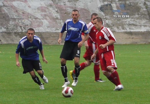 Daniel Ciupiński (z prawej) strzelił trzy bramki dla Broni w meczu z Wulkanem