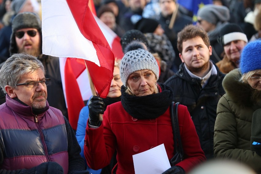 Pikieta przeciw ograniczeniom wobec dziennikarzy pod Teatrem...