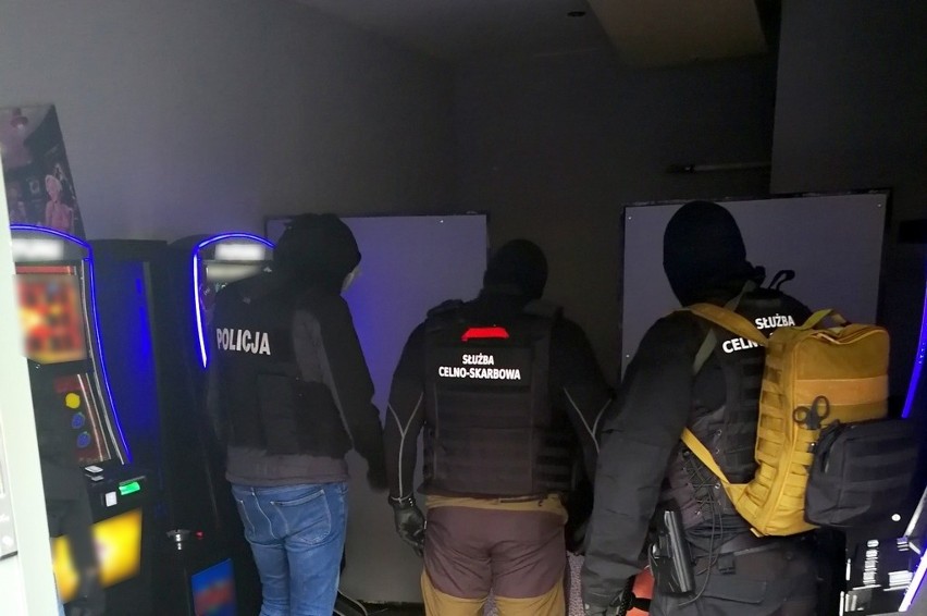 Krajowa Administracja Skarbowa i policja zlikwidowały nielegalne salony gier hazardowych w Łomży (zdjęcia, video)