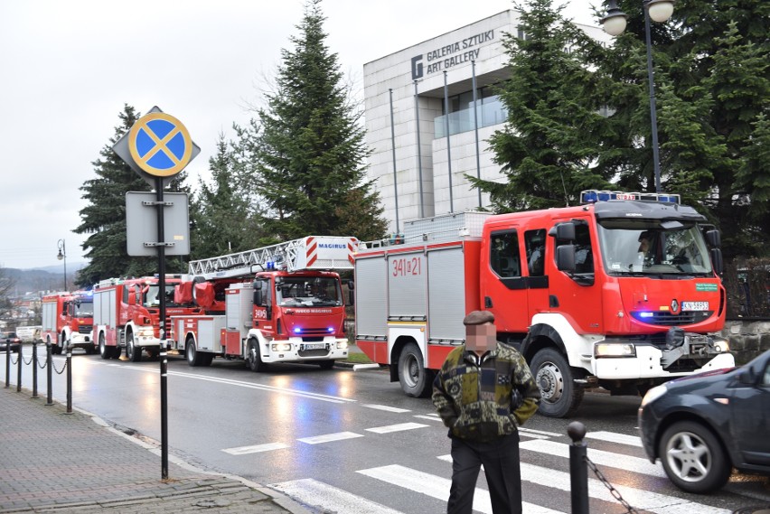 Nowy Sącz. Cztery wozy strażackie na sygnale pod MCK SOKÓŁ
