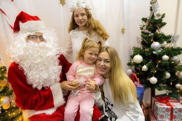 Paczki od Świętego Mikołaja oraz wspólna zabawa integracyjna dla dzieci z Ukrainy zamieszkujących na terenie powiatu skarżyskiego. Więcej na kolejnych zdjęciach