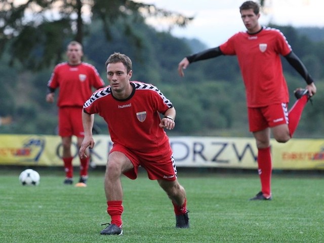 Pilkarze Polonii Bytom wczoraj pod wieczór przeprowadzili na stadionie MOSiR w Bytowie lekki trening. Zapoznali sie z plytą, na której dzisiaj przyjdzie im rozegrac spotkanie. Byli zmeczeni po dlugiej podrózy. Pokonali blisko 500 km.