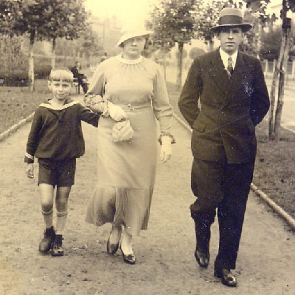 Dziewięcioletni Henio na spacerze z mamą Elżbietą i tatą Albertem. Idą ul. Markwarta - 1934 rok.