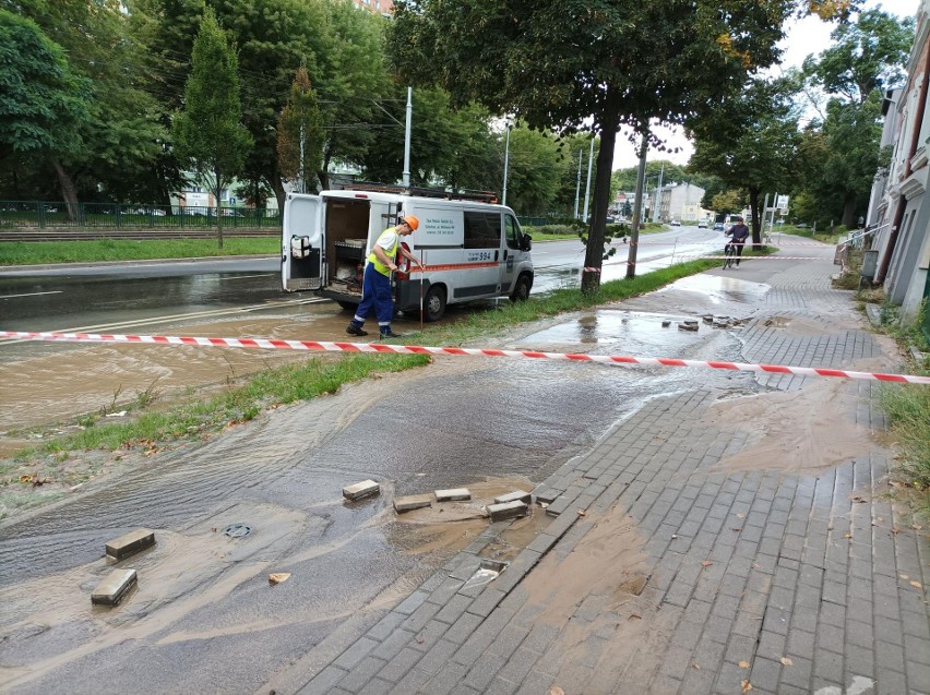 Awaria wodociągowa przy ul. Kartuskiej 13.09.2021 r. Służby SAUR pracują przy jej usunięciu. Spore problemy z dostawą wody