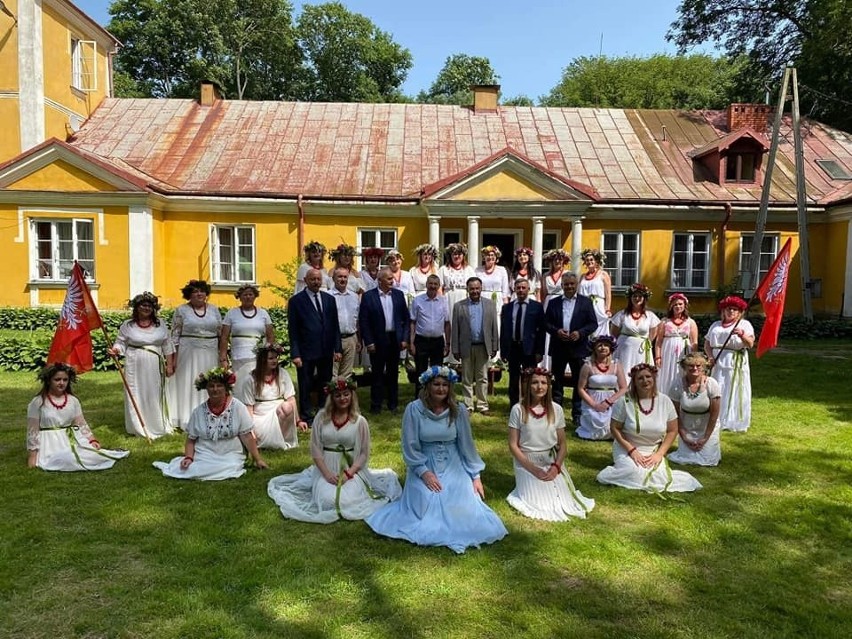 Piknik odbył się w niedzielę, 19 czerwca, w dworku w...